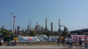 &quot;Per il clima, fuori dal fossile&quot; La mobilitazione davanti ai cancelli della raffineria.