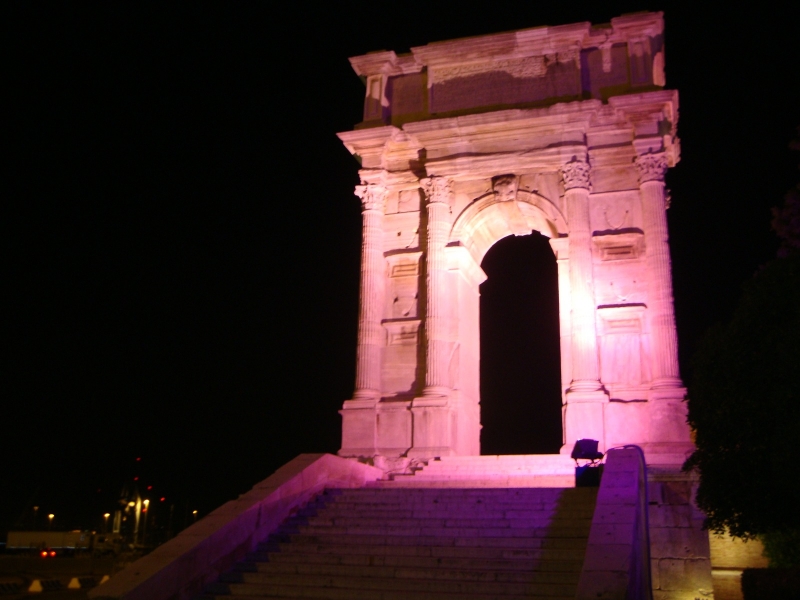 Teatro delle Muse e Arco di Traiano tinti di rosa, per non abbassare la guardia sul cancro al seno
