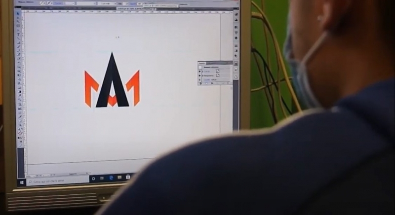 Studente del corso di Grafica e comunicazione del “Divini” di San Severino impegnato al computer nella realizzazione di un logo