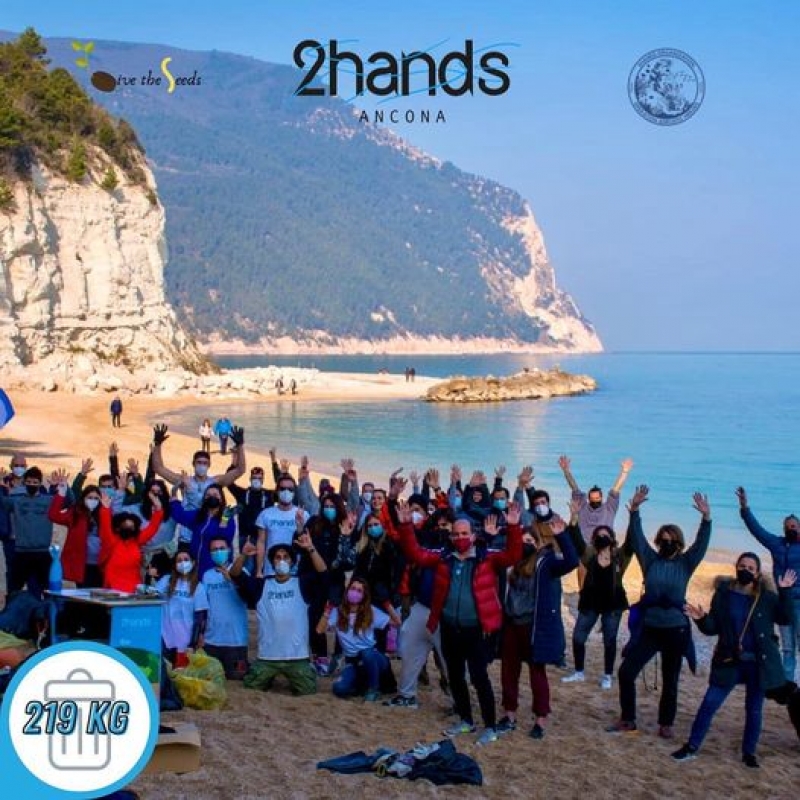 2hands Ancona, recupero di rifiuti dalla spiaggia Urbani di Sirolo grazie ai volontari