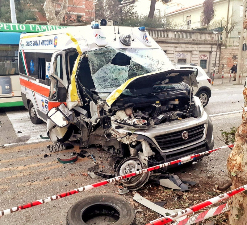 Distrutta l’ambulanza della Croce Gialla : “Aiutateci a ricomprarla”