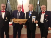   I cavalieri di Malta consegnano la donazione al presidente di Aima 