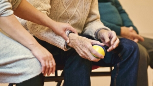 Residenze anziani (e non solo). “Rivedere le regole di accesso di parenti e visitatori”