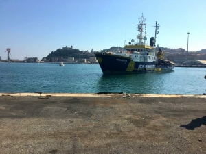 Approdo della Humanity 1 al porto di Ancona, volontari e operatori per l’accoglienza dei migranti