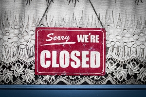 cartello con scritta &#039;Sorry we&#039;re closed&#039;