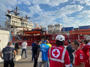 I migranti della Ocean Viking approdano ad Ancona, il supporto delle associazioni