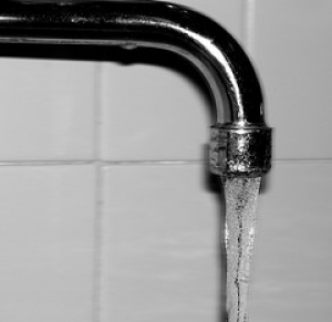“L’acqua e i servizi pubblici locali non vanno messi sul mercato”, il comunicato di Acqua Bene Comune