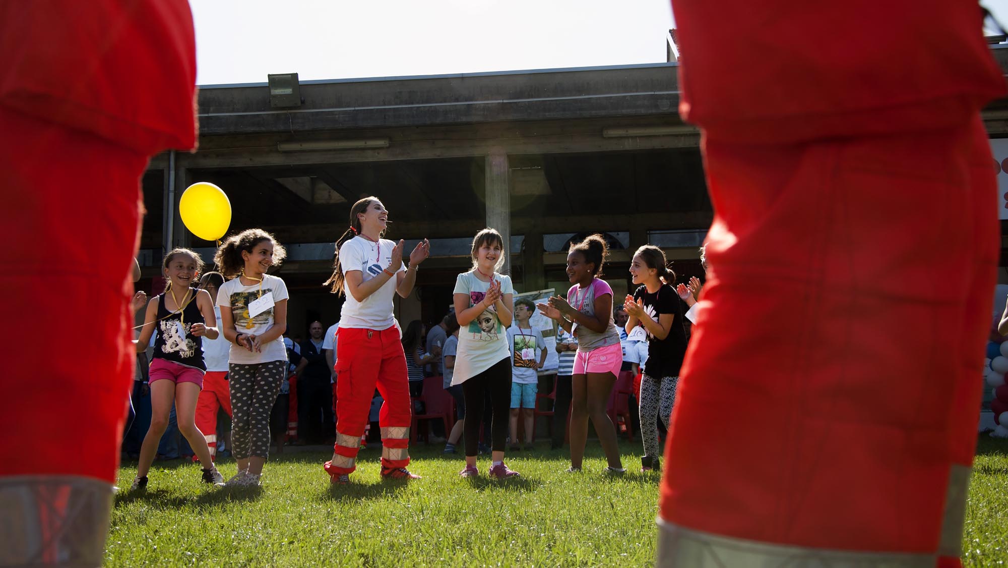 Persone che giocano in un campo.