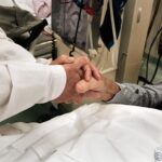 due mani che si stringono in ospedale