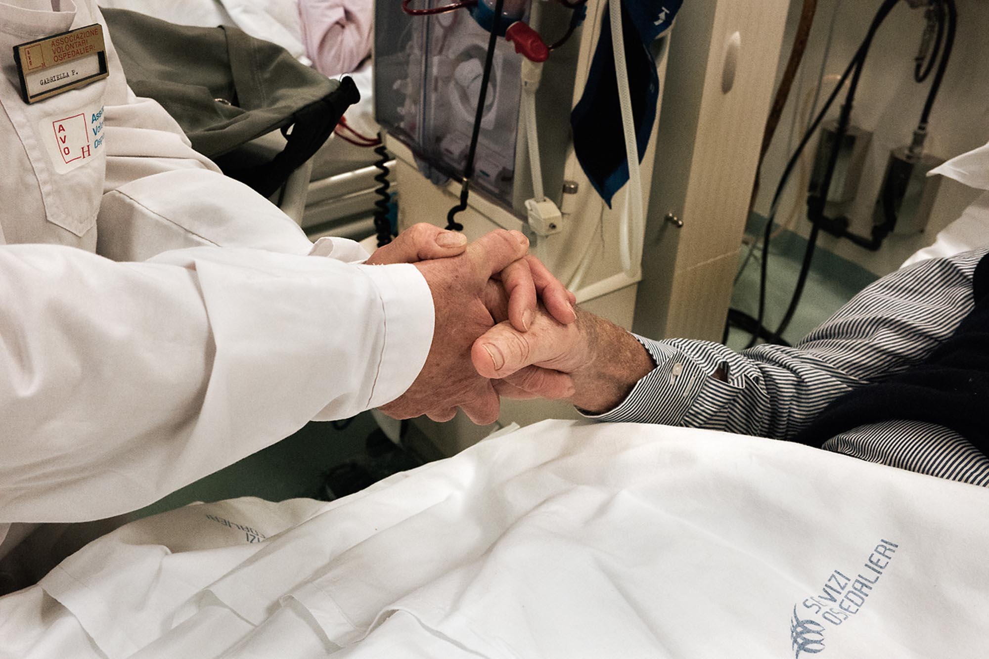 due mani che si stringono in ospedale