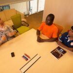 persone a un tavolo che studiano