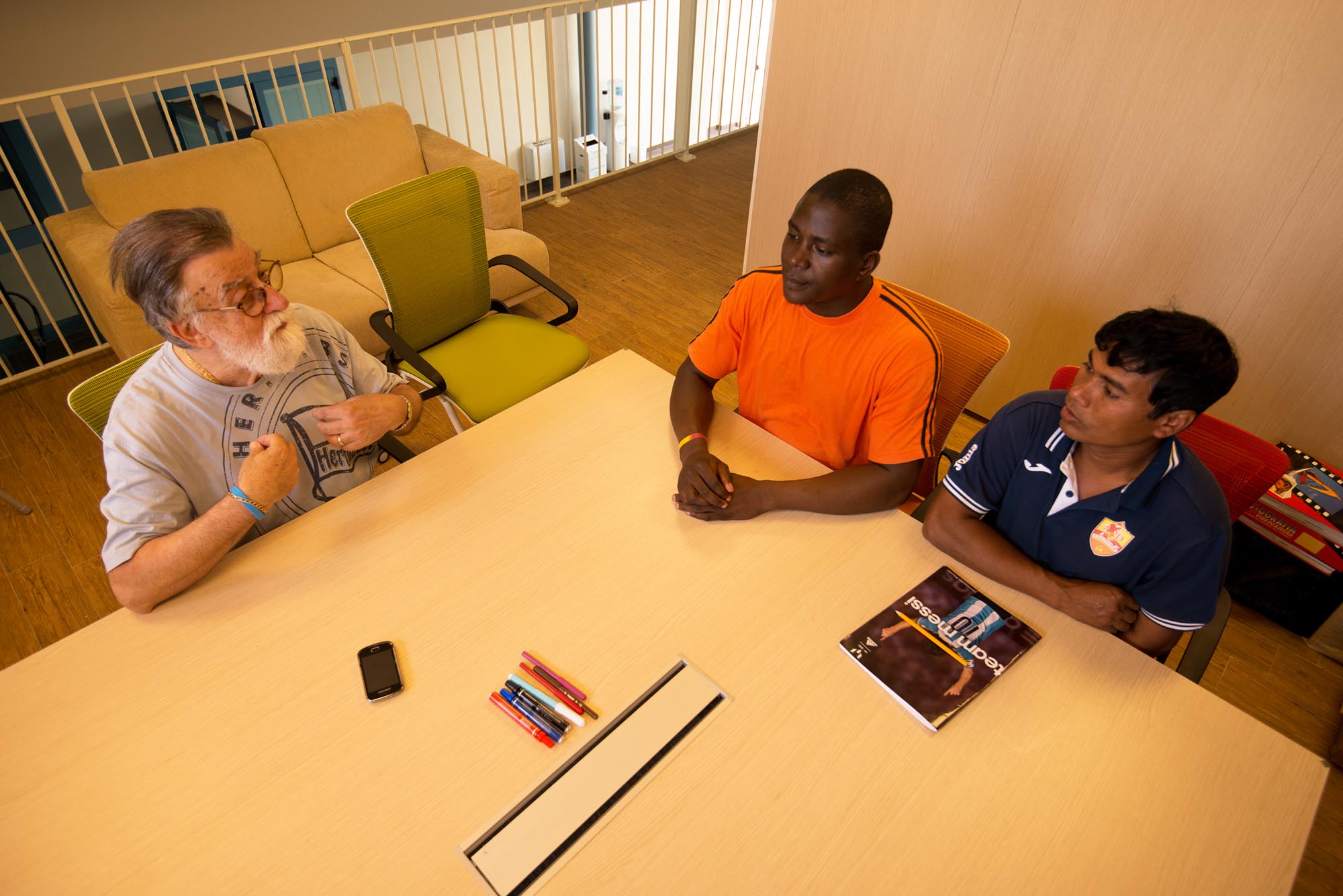 persone a un tavolo che studiano