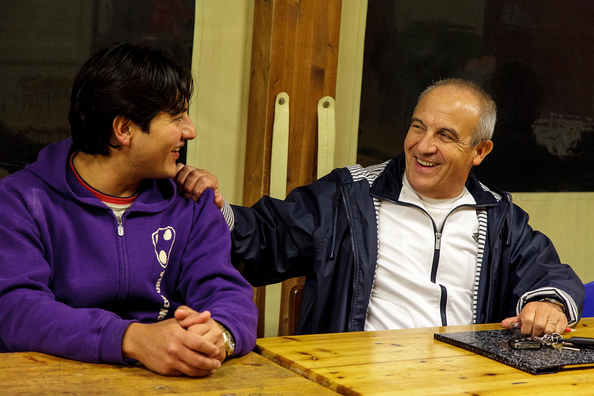 Due persone a un tavolo