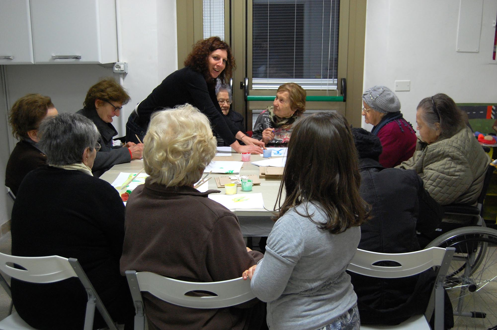 Persone attorno a un tavolo
