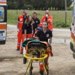 Una ragazza spinge una barella