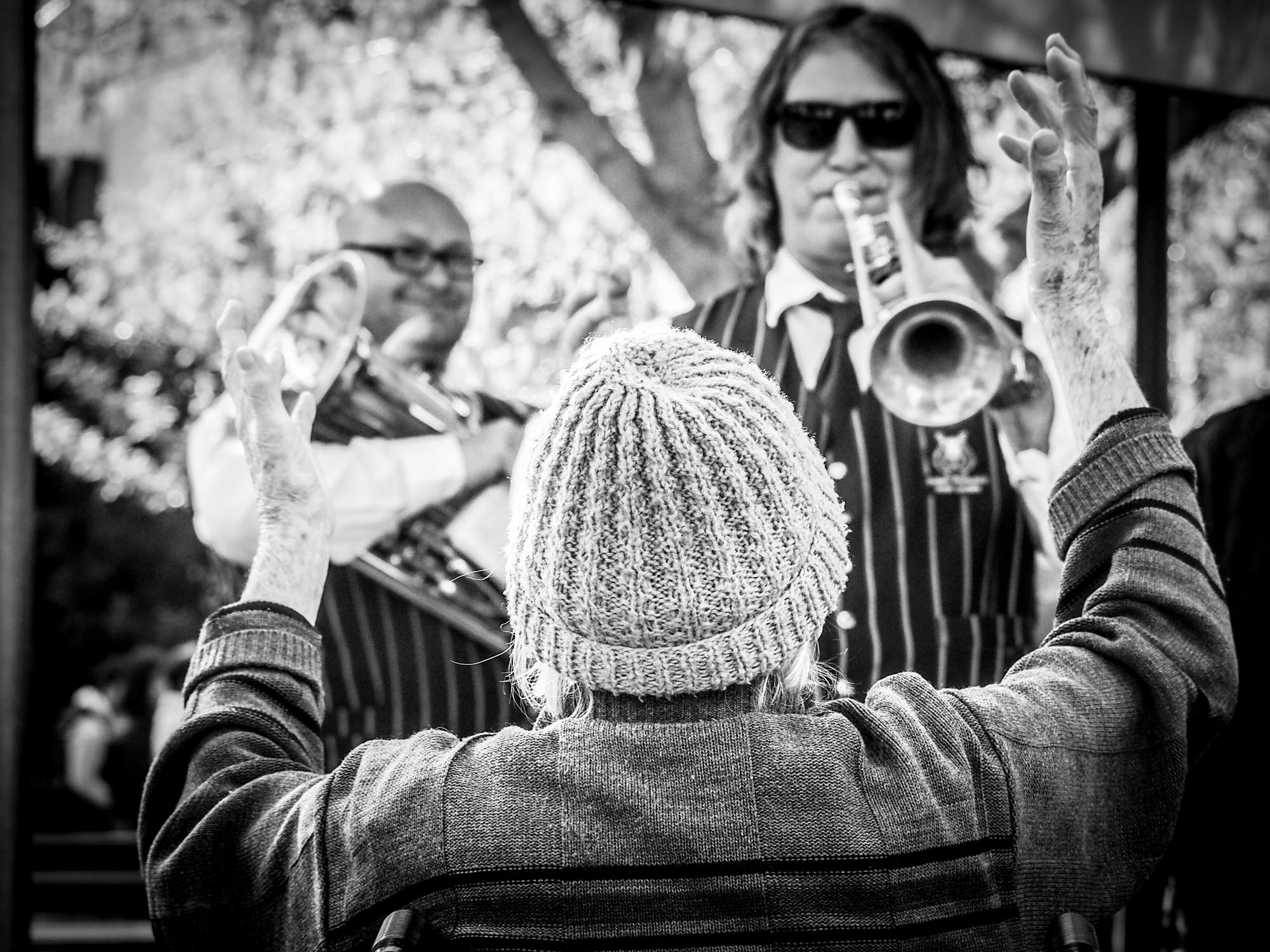 due persone suona la tromba, una persona balla