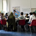 persone attorno a un tavolo durante una lezione