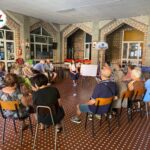 persone sedute in cerchio