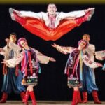 Persone coinvolte in un balletto in abiti tradizionali ucraini
