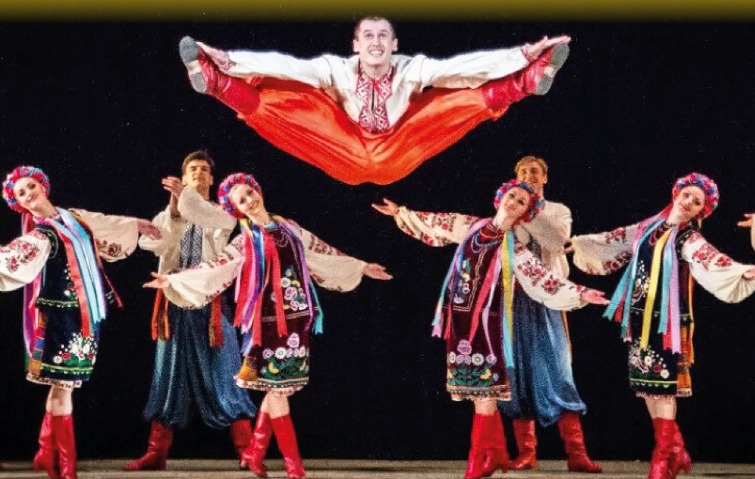 Persone coinvolte in un balletto in abiti tradizionali ucraini
