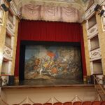 il palco, il sipario e i palchetti del teatro di Treia