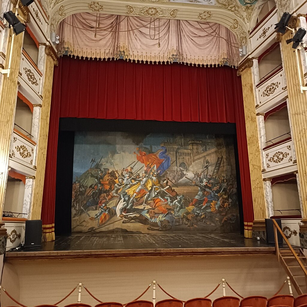 il palco, il sipario e i palchetti del teatro di Treia