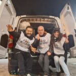 Tre persone davanti un furgonicino