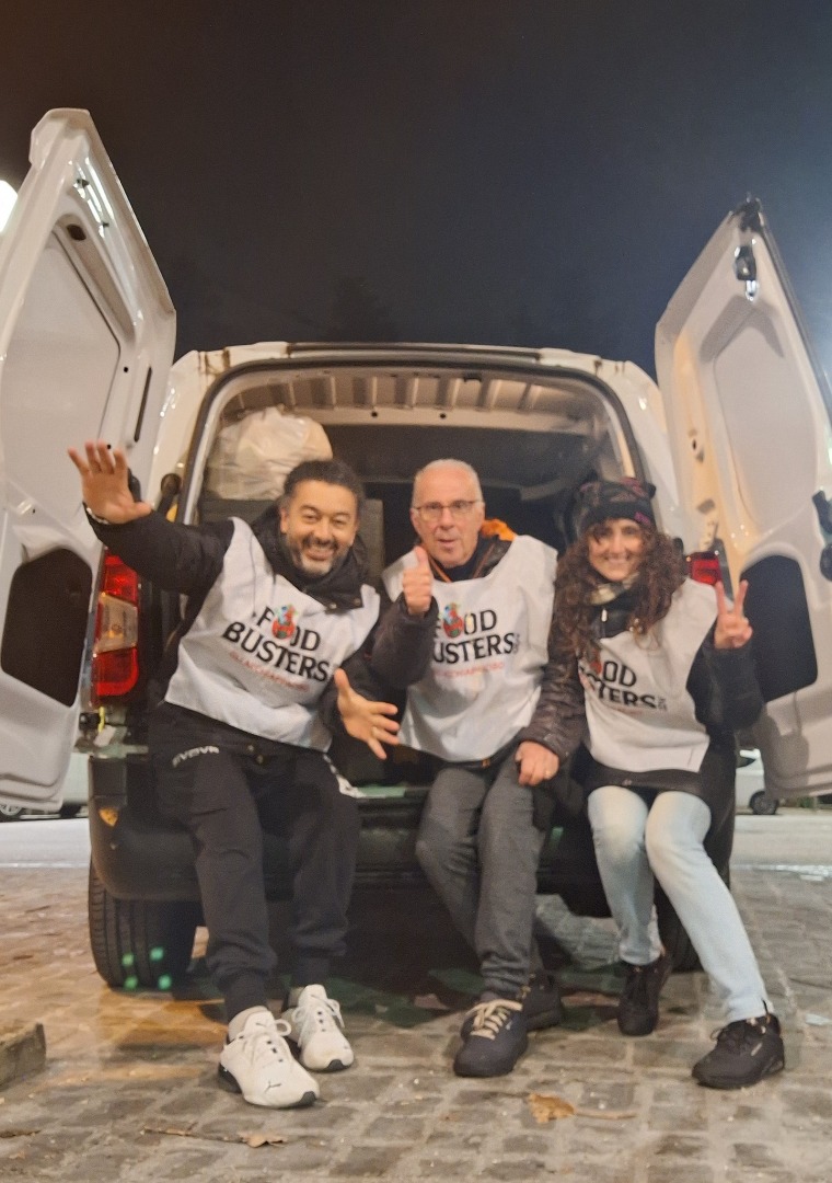 Tre persone davanti un furgonicino