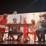 Persone su un palco attorno a un tavolo