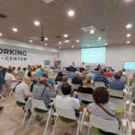 sala conferenze gremita di persone