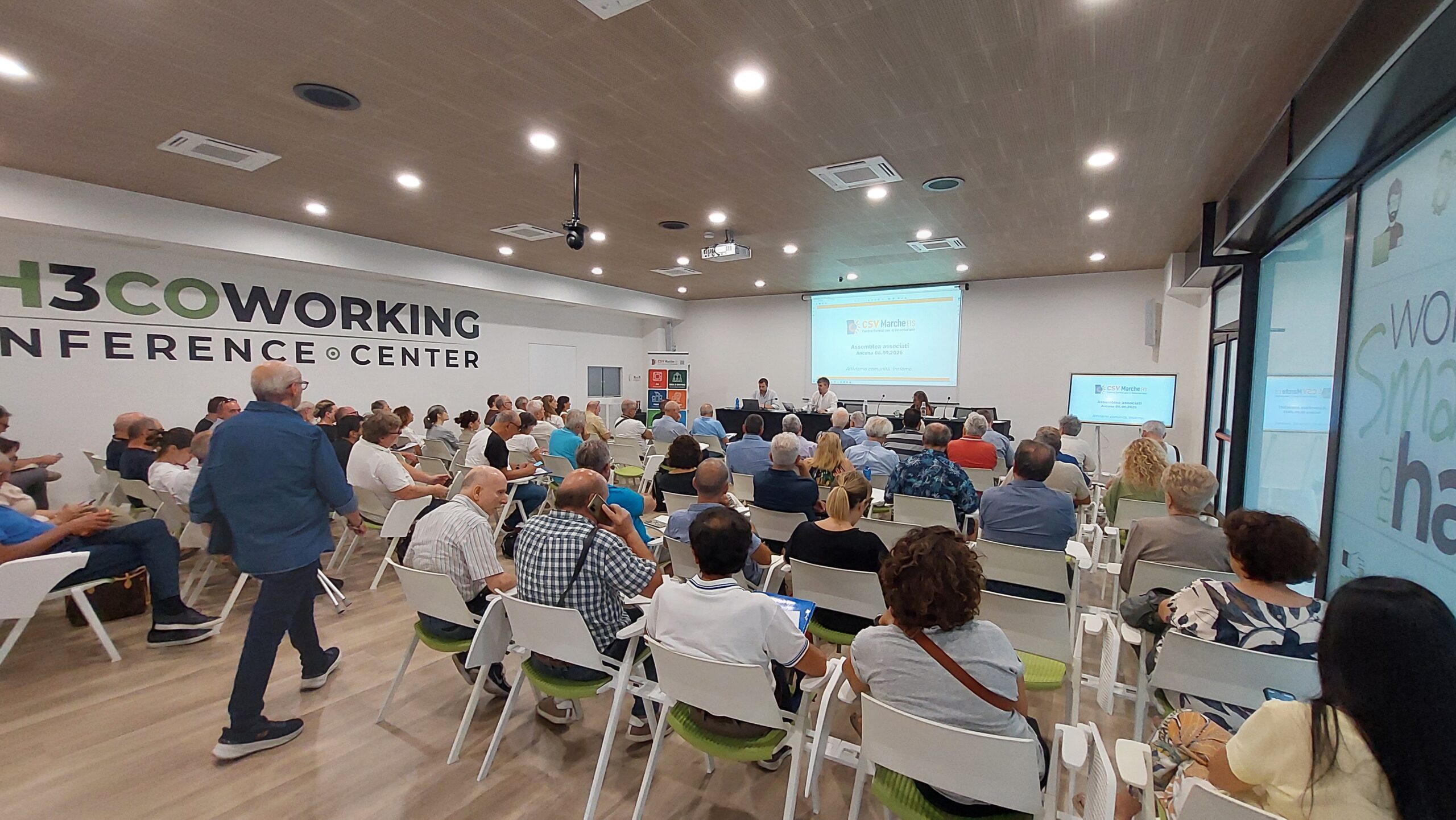 sala conferenze gremita di persone