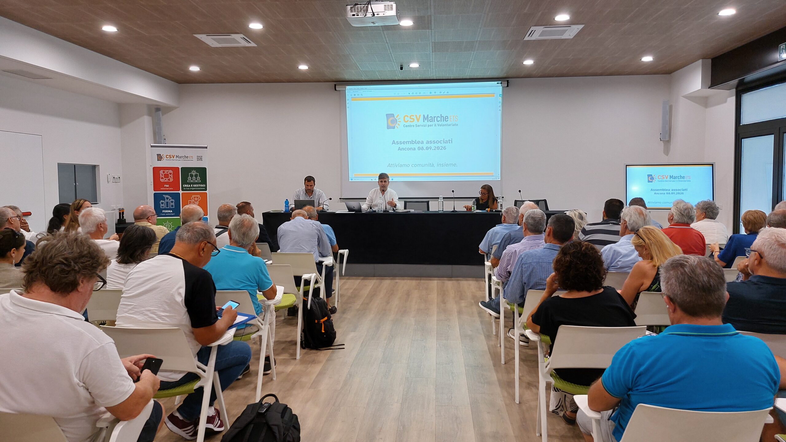 tavolo dei relatori in fondo alla sala