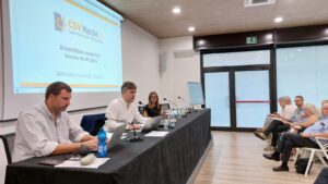 intervento di un relatore al microfono