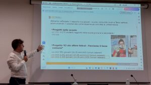 un relatore indica le slide