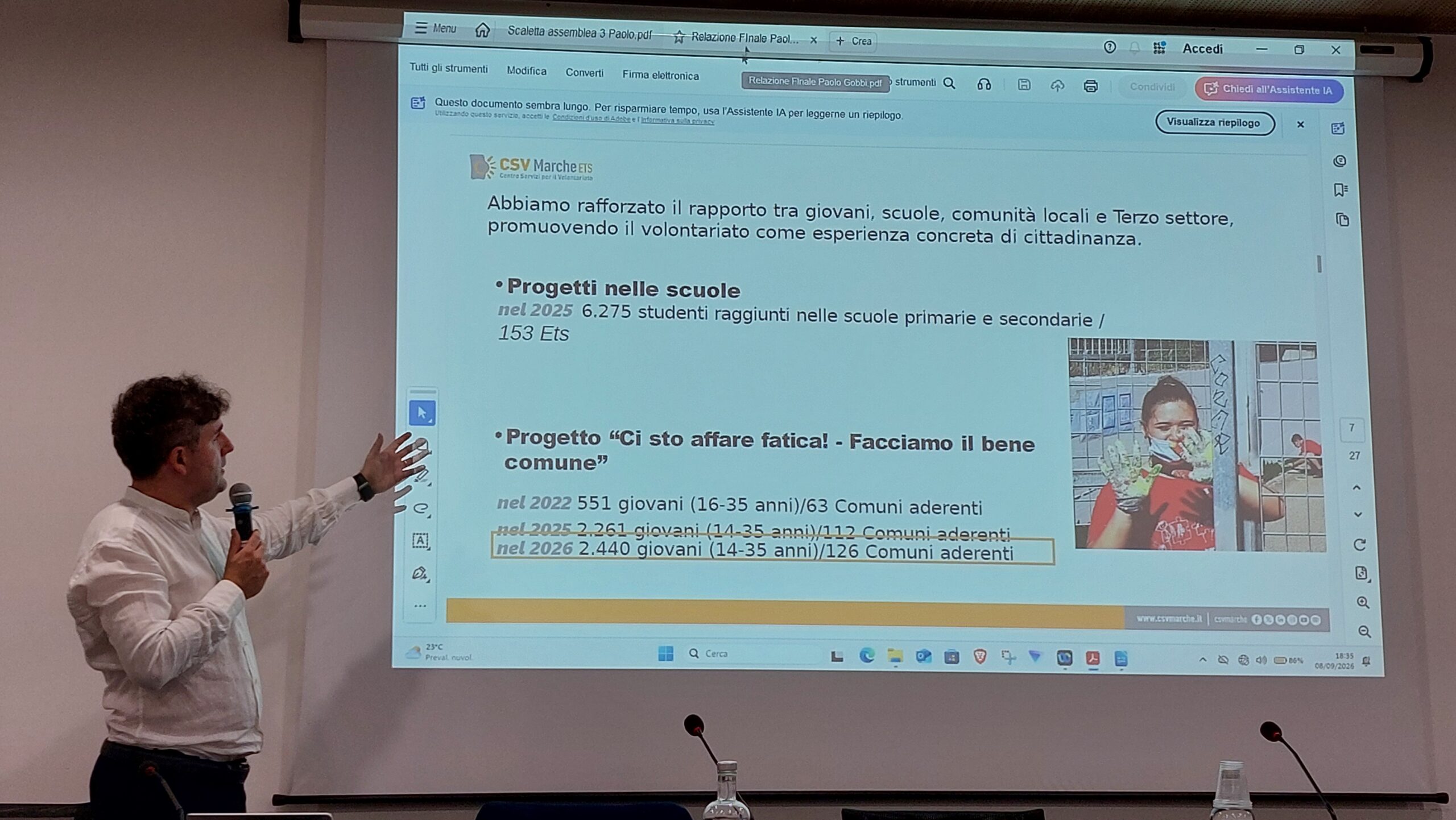 un relatore indica le slide