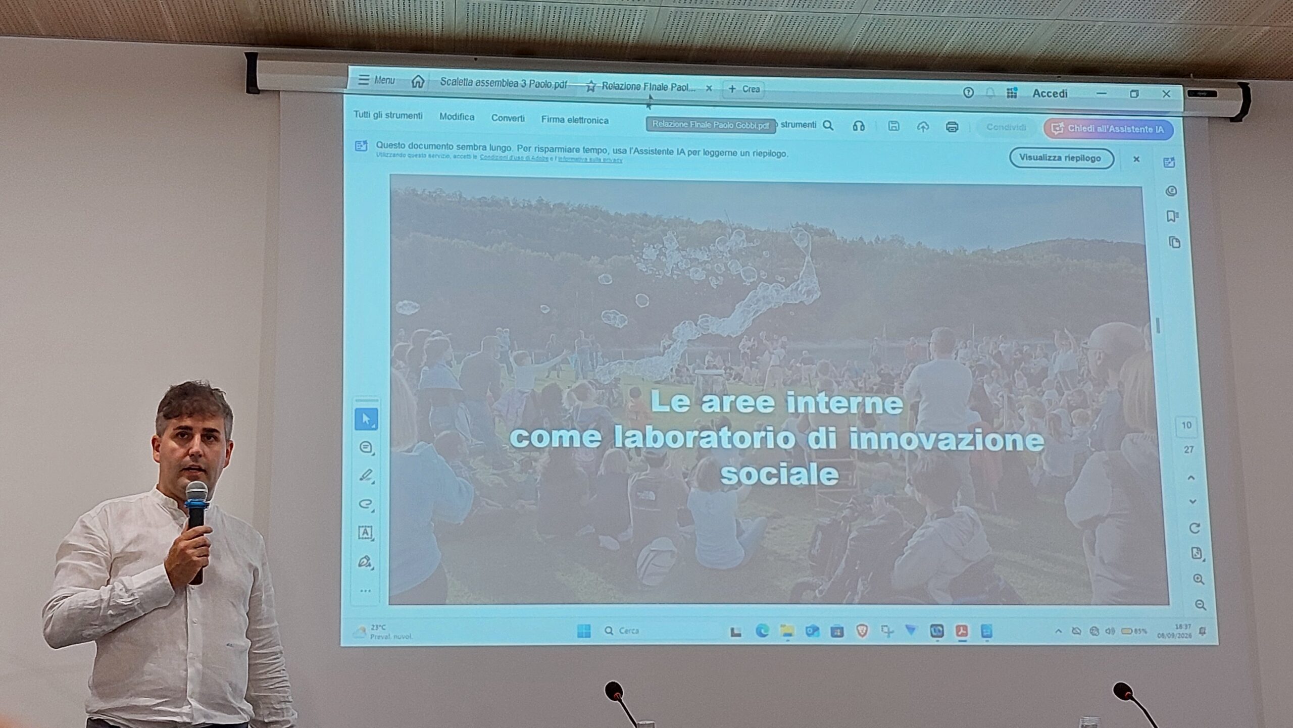 un relatore indica le slide