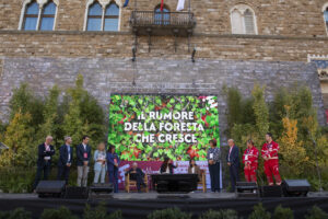 gruppo dei premiati sul palco del festival