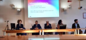 tavolo con 5 relatori durante l'intervento di uno