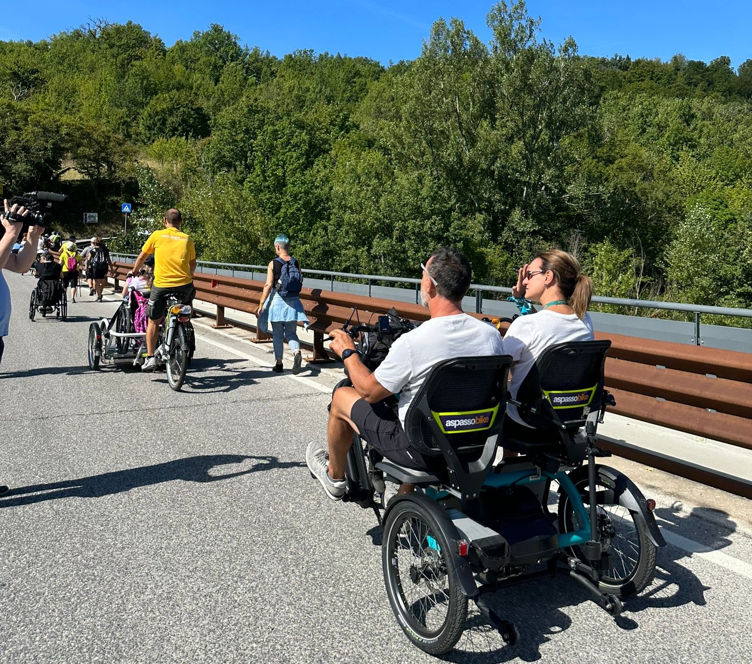 Persone in carrozina lungo la strada