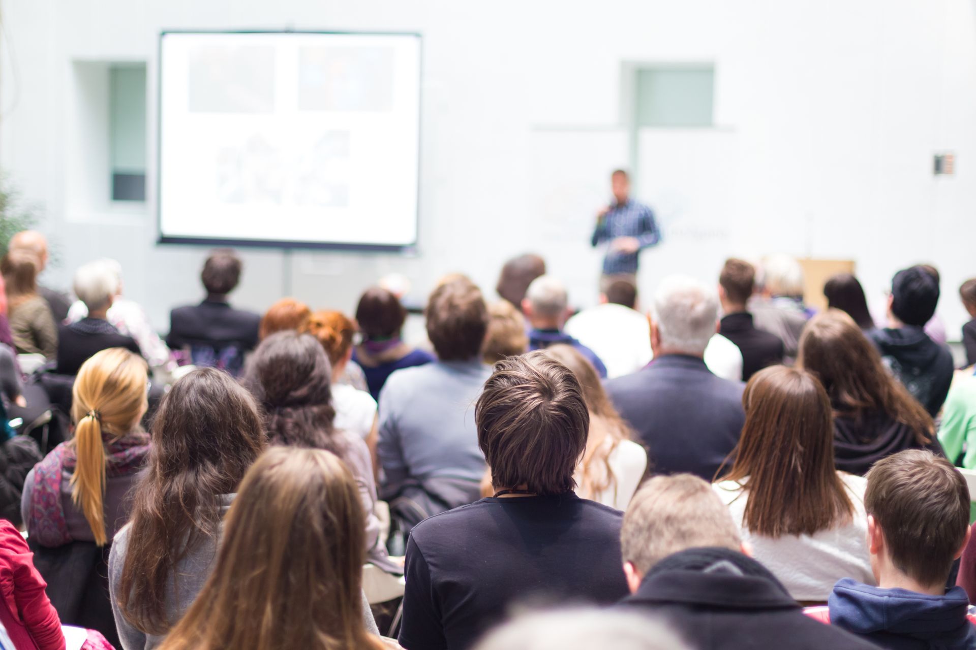 Persone in un aula