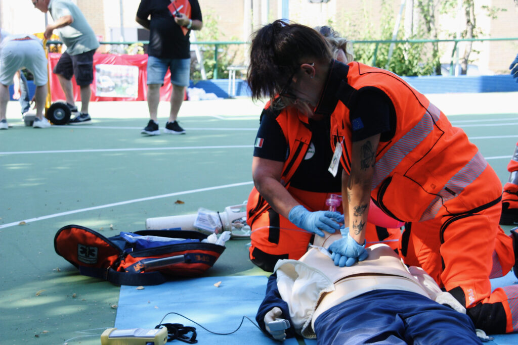 Letizia Landi durante una dimostrazione di soccorso con un manichino