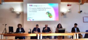 tavolo con 5 relatori durante l'intervento di uno