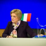 Il ministro Elvira Calderone al tavolo.