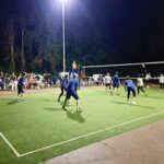 due squadre si sfidano a pallavvolo