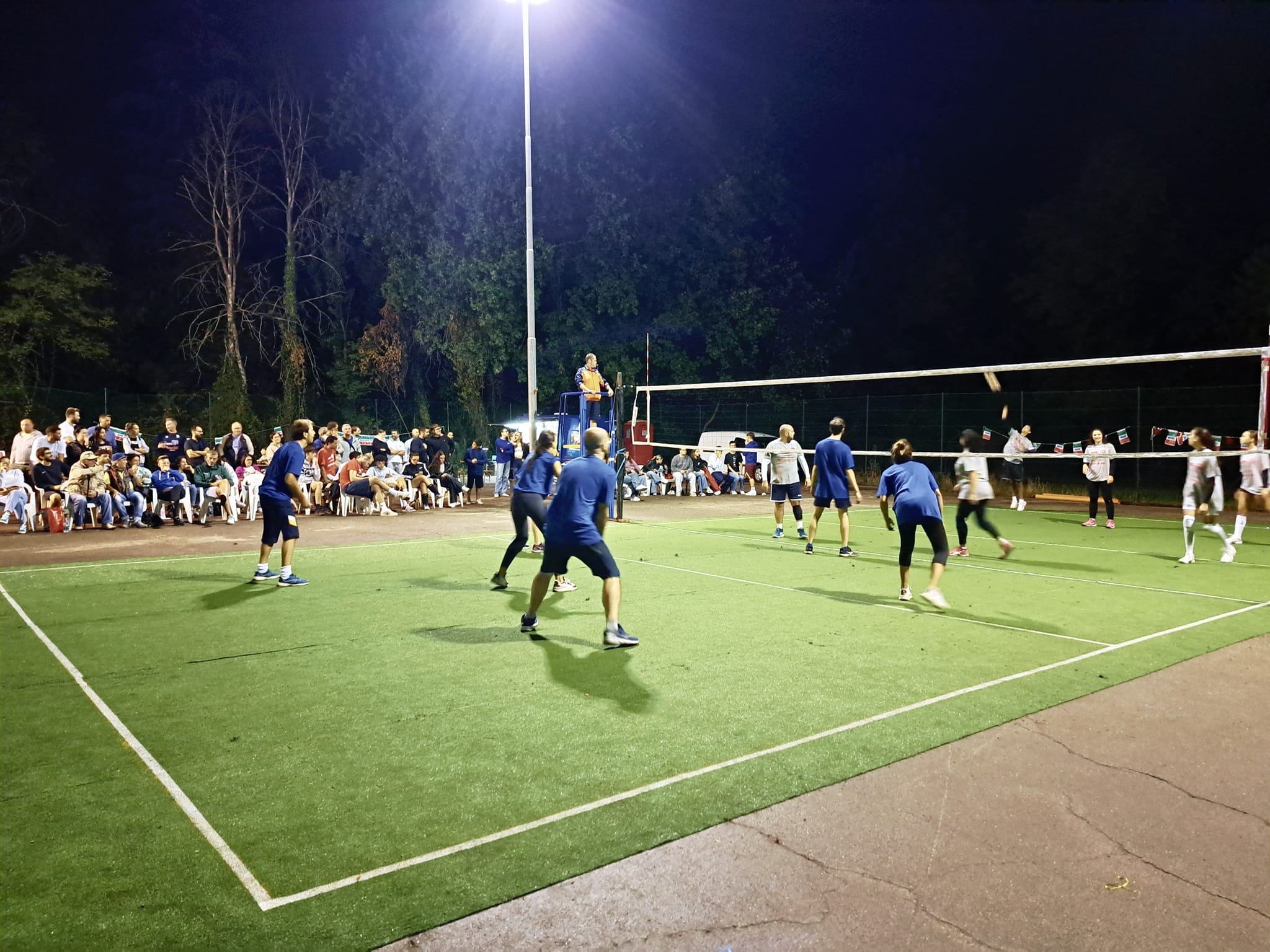 due squadre si sfidano a pallavvolo