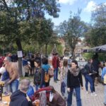 Un gruppo di persone in festa