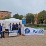 Persone in piazza presso un gazebo