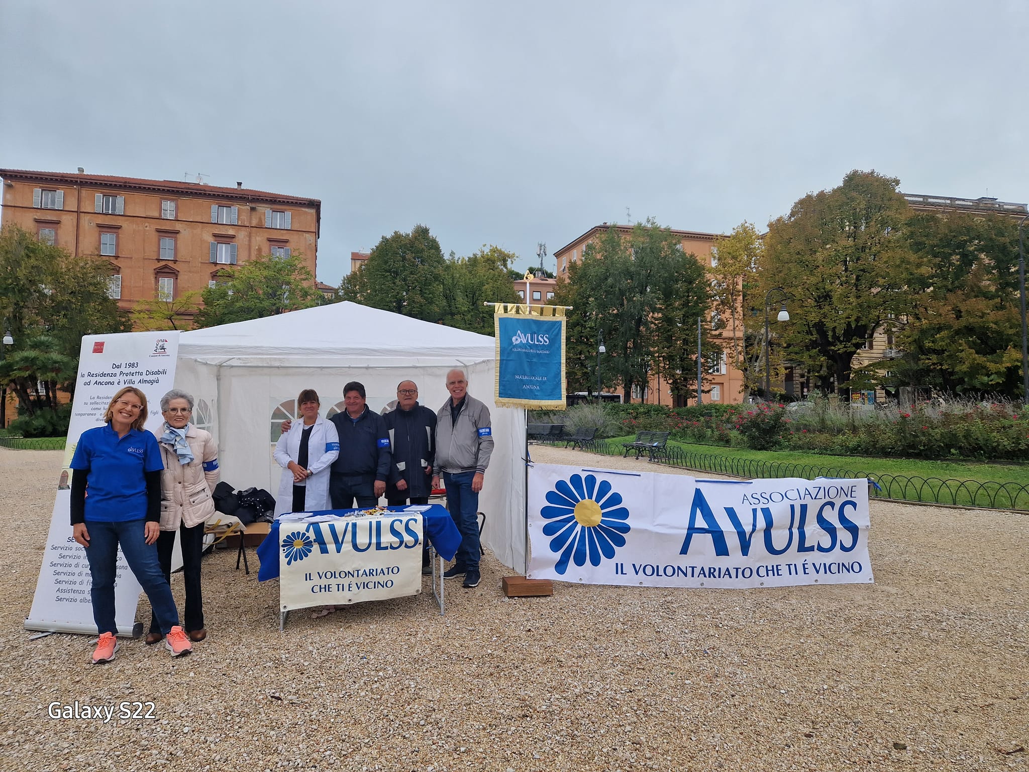 Persone in piazza presso un gazebo
