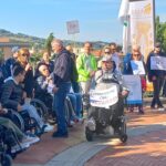 Sti in di protesta in una piazza