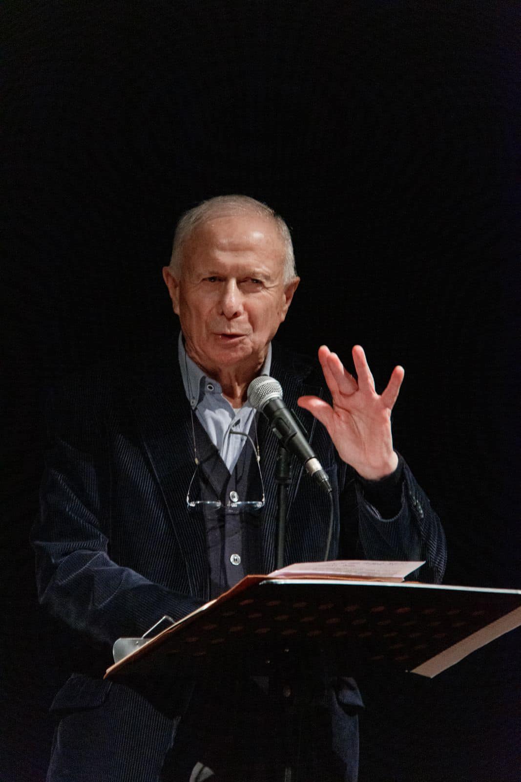Un nuomo che tiene una conferenza